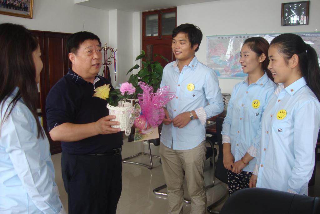 院长赵卫东老师与“心联”同学交谈